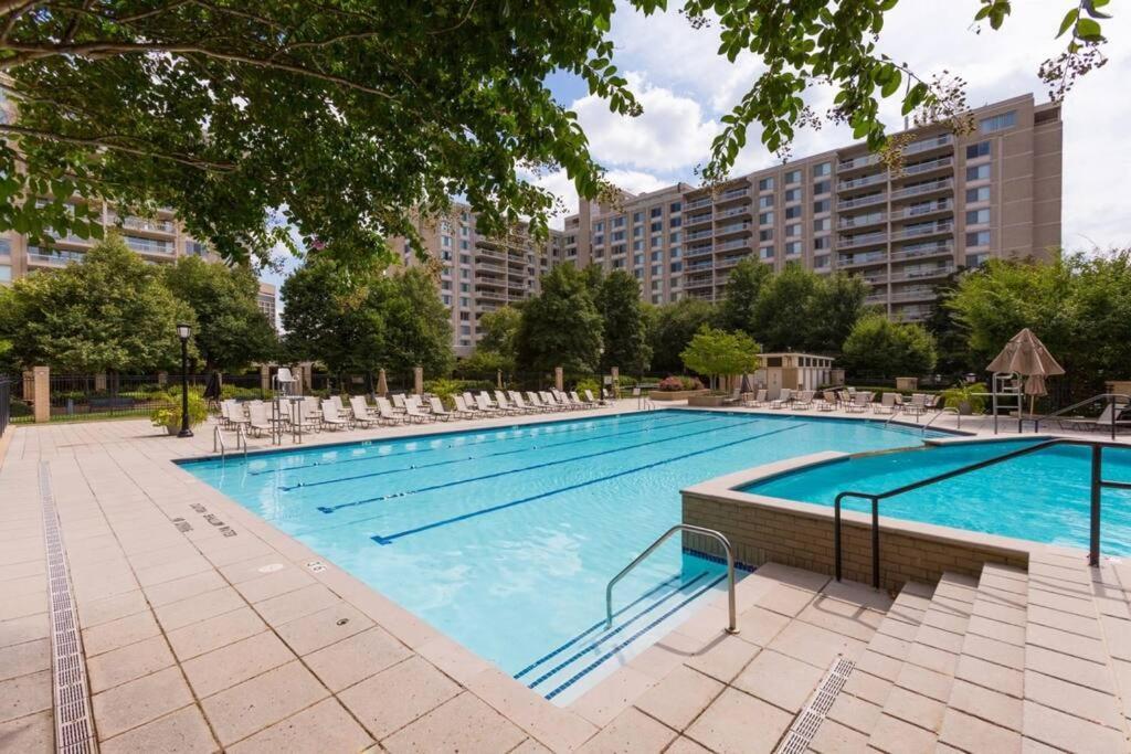 ארלינגטון Awesome 1 Bedroom Apt + Den At Crystal City With Gym מראה חיצוני תמונה